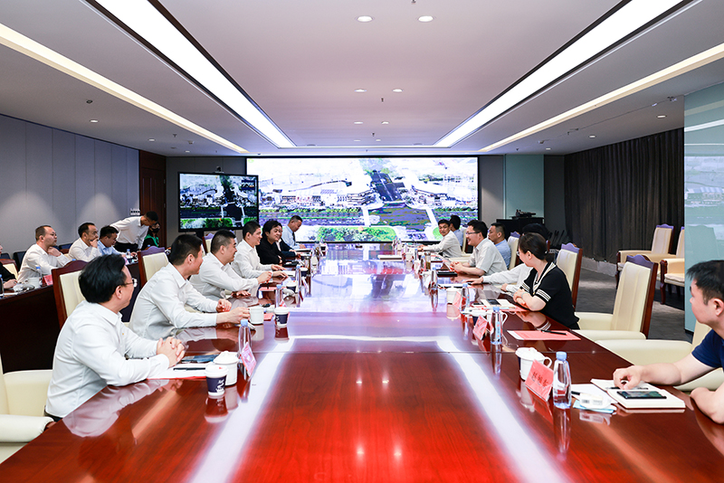 合肥市蜀山區(qū)委副書記、區(qū)長楊森一行深入新華控股集團(tuán)調(diào)研指導(dǎo)！