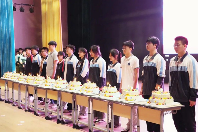 【高三級部】十八而至，為青春而戰(zhàn)——皖北協(xié)作區(qū)聯(lián)考表彰大會暨高三成人禮儀式