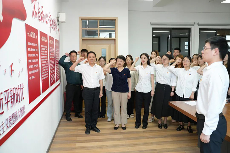 新華高級(jí)中學(xué)黨支部全體黨員大會(huì)召開