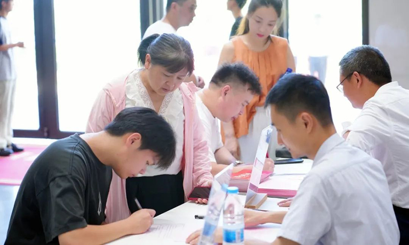 從“新”出發(fā)，“新”向未來——新華高級(jí)中學(xué)2024級(jí)高一新生報(bào)到紀(jì)實(shí)