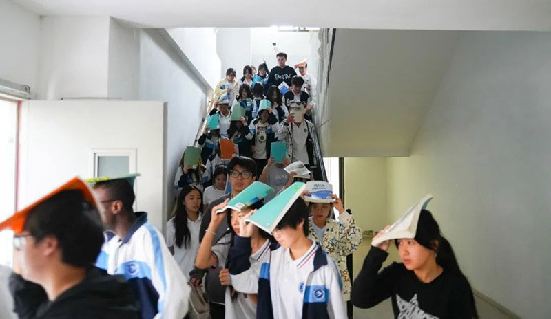 以練筑防 臨“震”不亂——我校開展防震應(yīng)急疏散演練活動(dòng)