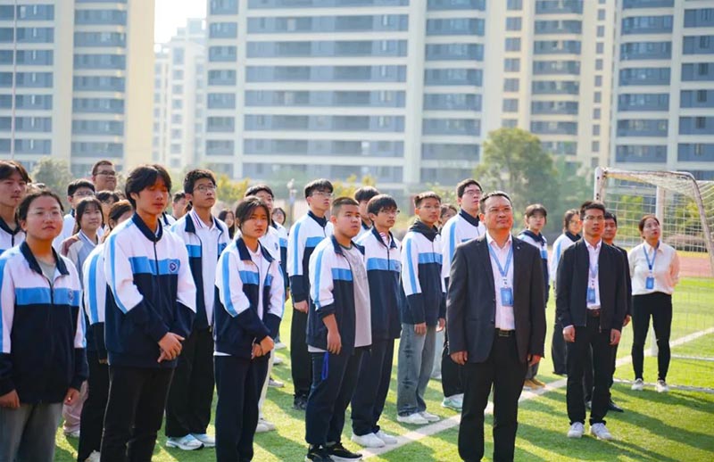 創(chuàng)文明校園，做文明學(xué)生——我校舉行秋季學(xué)期第一周升旗儀式