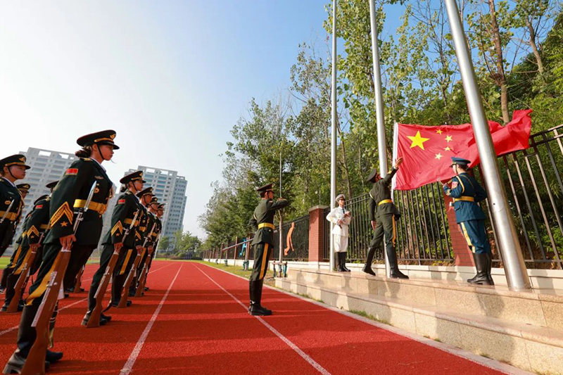 【德育活動(dòng)】我與國(guó)旗合個(gè)影，定格最美中國(guó)紅——國(guó)慶德育實(shí)踐活動(dòng)作業(yè)展