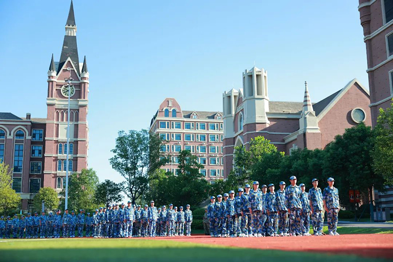 迷彩淬火記 | 淬煉青春鑄鋒芒!新華高級(jí)中學(xué)2025級(jí)高一年級(jí)軍訓(xùn)閉營儀式圓滿收官